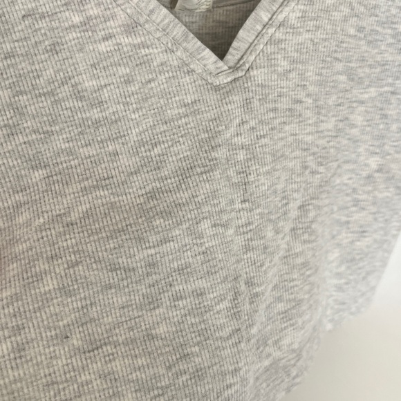 EUC Fabletics Cloud Seamless V-Neck Crop - Soft Grey Heather - Picture 3 of 7